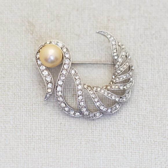 Vintage Abstract Curves Rhinestones Silver Tone White Faux Pearl Brooch - T21 - Picture 1 of 2